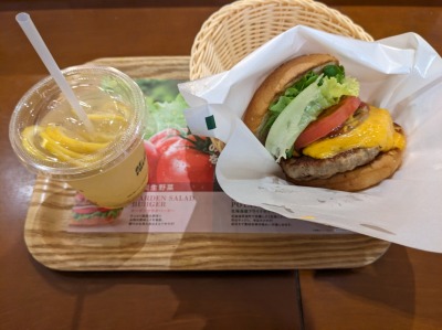 <フレッシュネスバーガー>チーズバーガー 築地駅のハンバーガー--フレッシュネスバーガー 聖路加タワー店