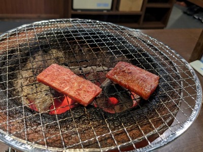 <牛繁>七輪の上 川口駅の焼肉--牛繁 川口店