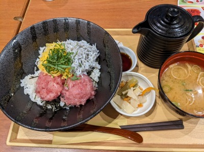 <ココス>まぐろたたき&しらす丼 阪東橋駅のファミレス--ココス 横浜阪東橋店