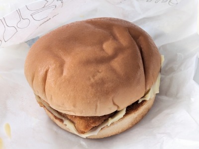 <モスバーガー>フィッシュバーガー 下曽根駅のハンバーガー--モスバーガー 下曽根駅前店