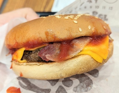 <バーガーキング>ダブルベーコンチーズバーガー 古淵駅の直火焼ハンバーガー--バーガーキング イトーヨーカドー古淵店