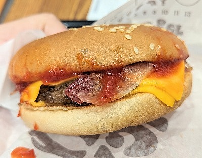 <バーガーキング>ダブルベーコンチーズバーガー 横浜駅の直火焼ハンバーガー--バーガーキング 相鉄横浜駅店