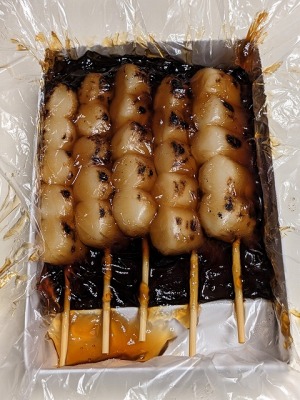 <喜八洲総本舗>みたらし団子 伊丹駅周辺の和菓子--喜八洲総本舗 イオンモール伊丹店