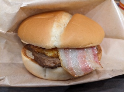 <ウェンディーズ・ファーストキッチン>Jr.チーズベーコンエッグバーガー 大宮駅周辺のハンバーガー--ウェンディーズ・ファーストキッチン 大宮西口店