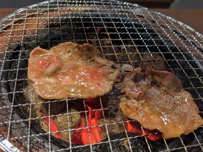 <牛繁>七輪の上 曳舟駅周辺の焼肉--牛繁 曳舟店