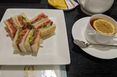 ���É��w���ӂ̃t���[�c�E�i��--�^�J�m�t���[�c�p�[���[�@JR���É��������X