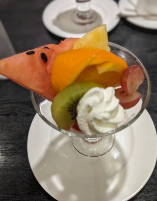 ���É��w���ӂ̃t���[�c�E�i��--�^�J�m�t���[�c�p�[���[�@JR���É��������X