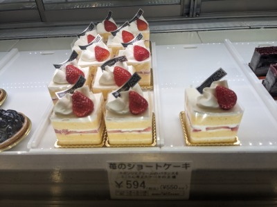 <プチ・フルール>お店外観 上大岡駅周辺のケーキ--プチ・フルール 上大岡本店