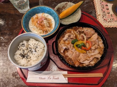 <シャンテ・ルヴォン>豚肩ロースの焼肉風 河口湖駅周辺の軽食・喫茶--シャンテ・ルヴォン