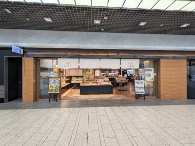 <箱根ベーカリー>お店外観 川崎駅のパン屋さん--箱根ベーカリー 川崎アゼリア店