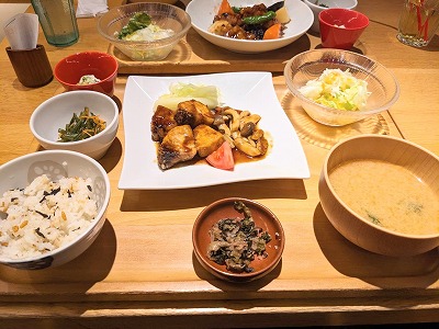 <おぼんdeごはん>めかじきのはちみつ生姜照り焼き 新百合ヶ丘駅の和食--おぼんdeごはん アコルデ新百合ヶ丘北館店