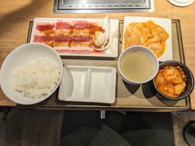 <焼肉ライク>牛バラホルモンセット 鶴橋駅の焼肉--焼肉ライク 近鉄鶴橋駅前店