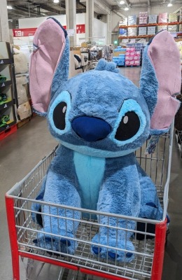 <コストコホールセール>スティッチの特大ぬいぐるみ 新三郷駅周辺の倉庫型販売店--コストコホールセール 新三郷倉庫店