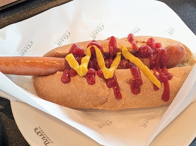 <タリーズコーヒー>ボールパークドッグ 烏丸駅周辺のカフェ--タリーズコーヒー 四条烏丸京都三井ビル店