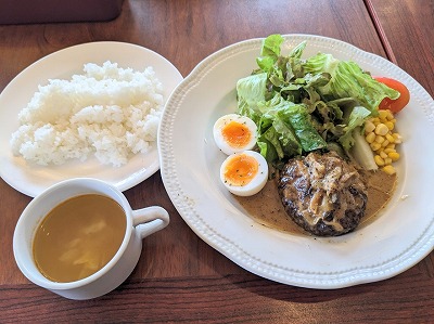 <ロイヤルホスト>煮込み黒×黒ハンバーグランチ 茨木駅周辺のファミリーレストラン--ロイヤルホスト 茨木店
