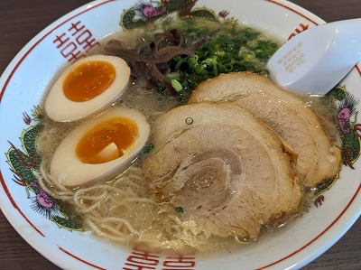 <三代目 博多だるま>煮玉子入りラーメン 台場駅周辺の博多ラーメン--三代目 博多だるま