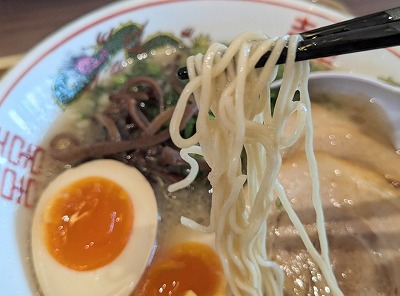 <三代目 博多だるま>煮玉子入りラーメン 台場駅周辺の博多ラーメン--三代目 博多だるま