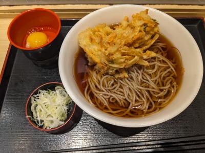 <いろり庵きらく>かき揚げ天玉そば 神田駅周辺の立ち食いソバ--いろり庵きらく 神田南口