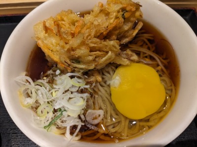 <いろり庵きらく>かき揚げ天玉そば 神田駅周辺の立ち食いソバ--いろり庵きらく 神田南口