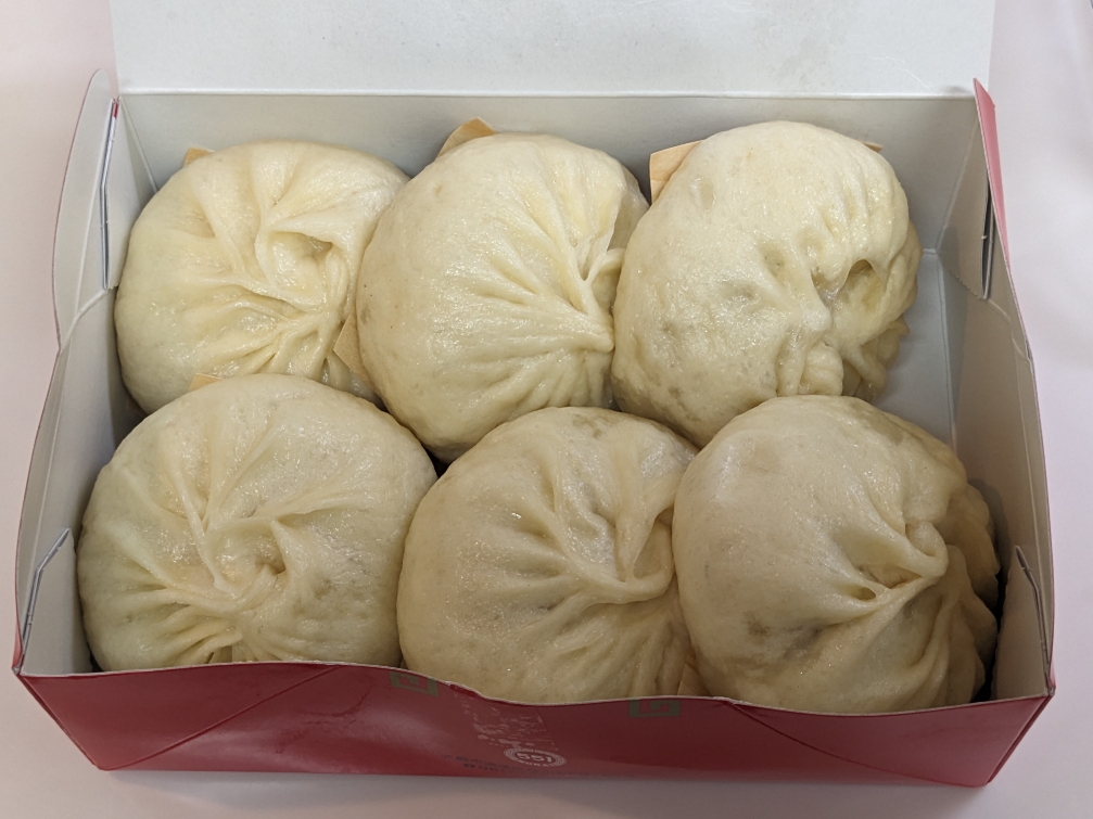 <551蓬莱>豚まん 尼崎駅周辺の豚まん--551蓬莱 あまがさき阪神店