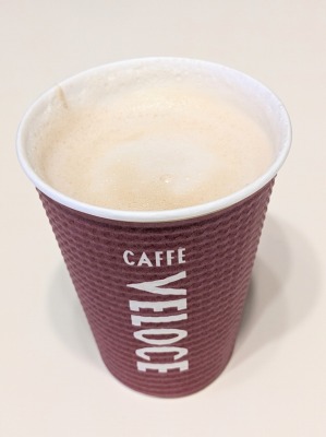 <カフェ・ベローチェ>カフェラテ 神田駅周辺のカフェ--カフェ・ベローチェ 神田駅北口店