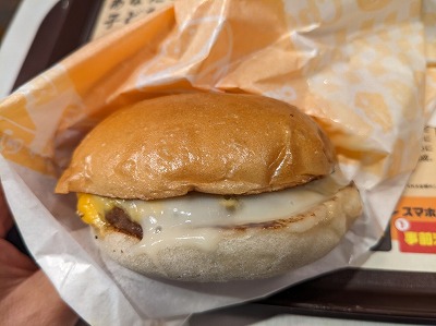 <ゼッテリア>とろ〜りチーズバーガー 新富士駅周辺のハンバーガー--ゼッテリア イオンモール釧路昭和FS店