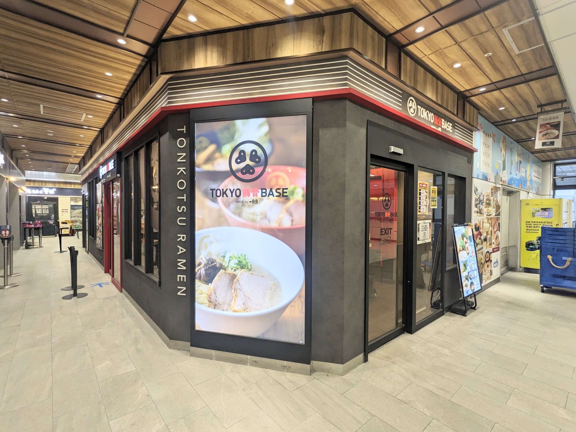 <TOKYO豚骨BASE>お店外観 赤羽駅周辺の豚骨ラーメン--TOKYO豚骨BASE エキュート赤羽みなみ