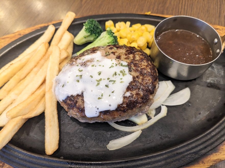 <ロイヤルホスト>黒×黒ハンバーグ 国立駅周辺のファミリーレストラン--ロイヤルホスト 国立駅前店