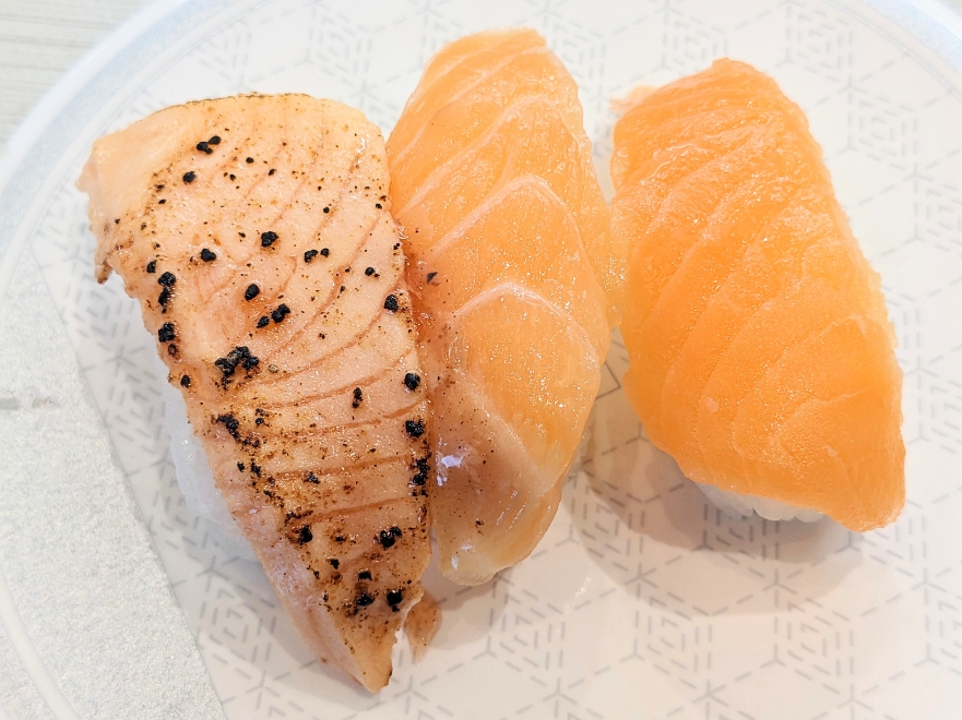 <はま寿司>サーモン三種盛り 花小金井駅周辺の回転寿司--はま寿司 東久留米前沢店