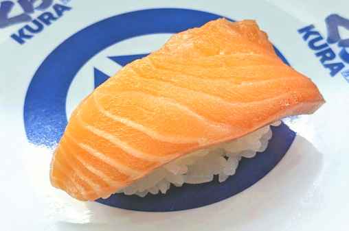 <くら寿司>生サーモン一貫 中野駅周辺の回転寿司--くら寿司 中野駅南口店