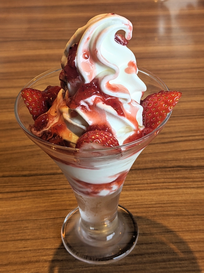 <びっくりドンキー>完熟いちごサンデー 福生駅周辺のハンバーグ--びっくりドンキー 福生店