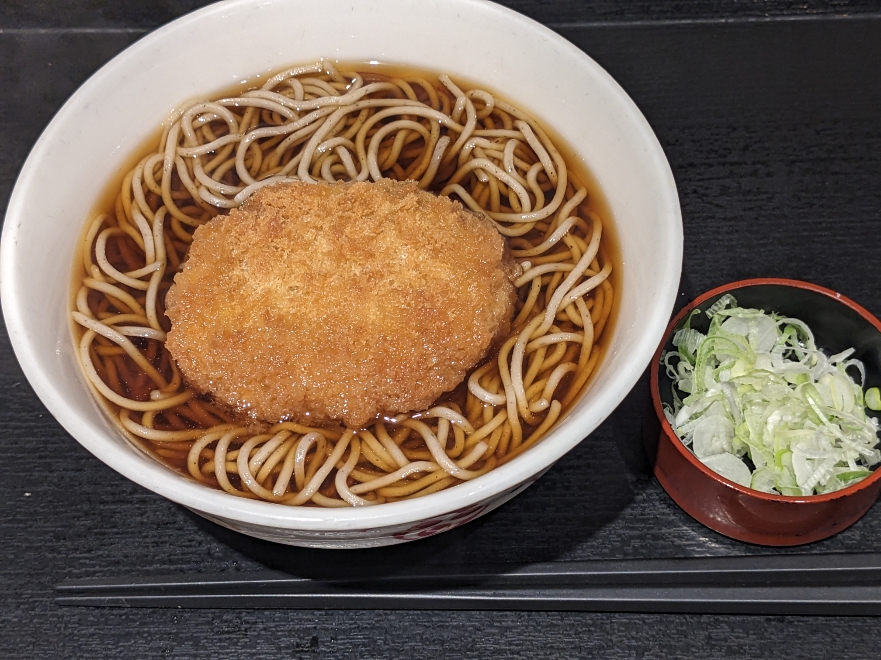 <いろり庵きらく>コロッケそば 神田駅周辺の立ち食いソバ--いろり庵きらく 神田南口