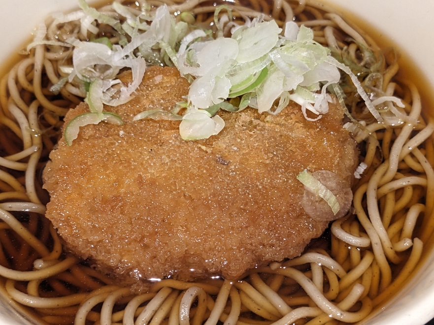 <いろり庵きらく>コロッケそば 神田駅周辺の立ち食いソバ--いろり庵きらく 神田南口